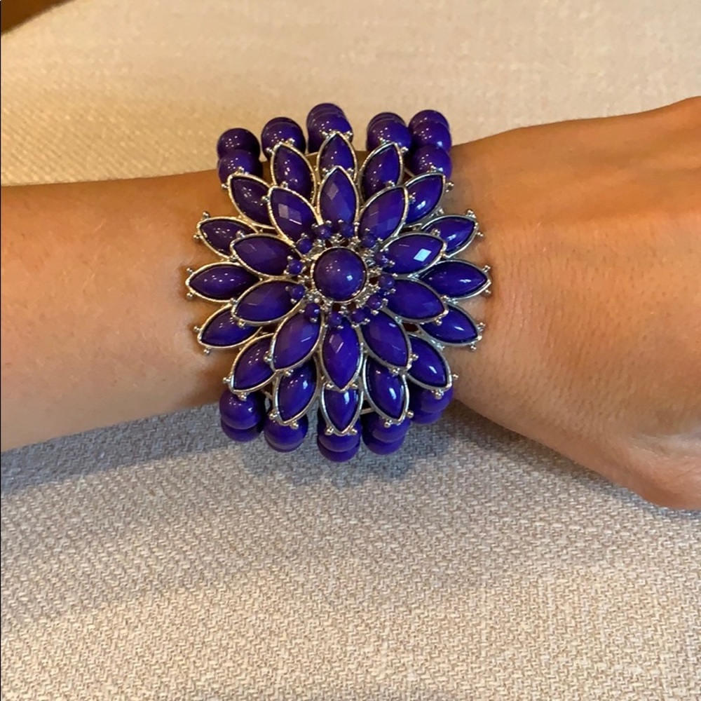 Stretchy purple flower beaded bracelet